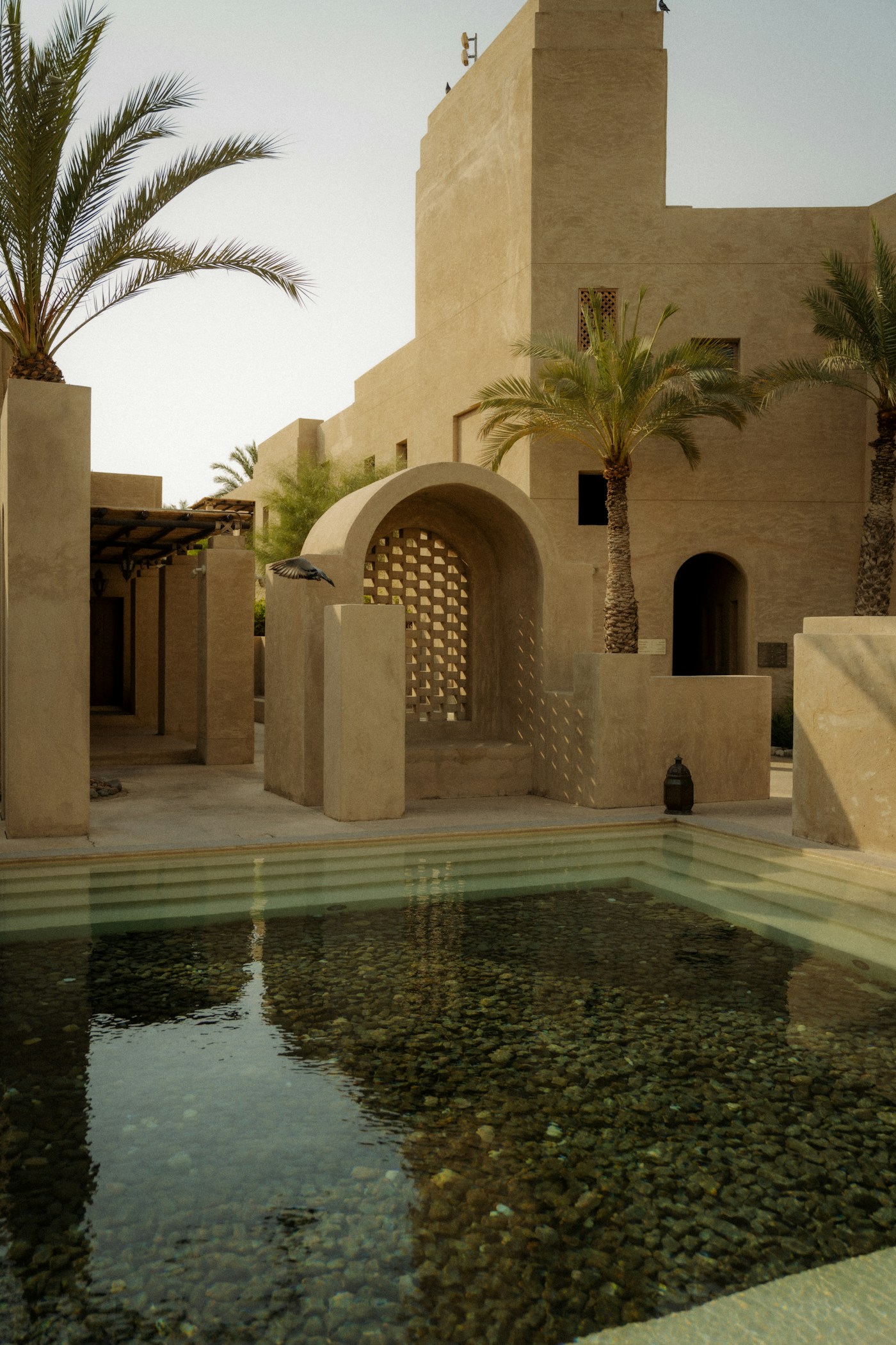Cour intérieure avec piscine dans un hébergement marocain
