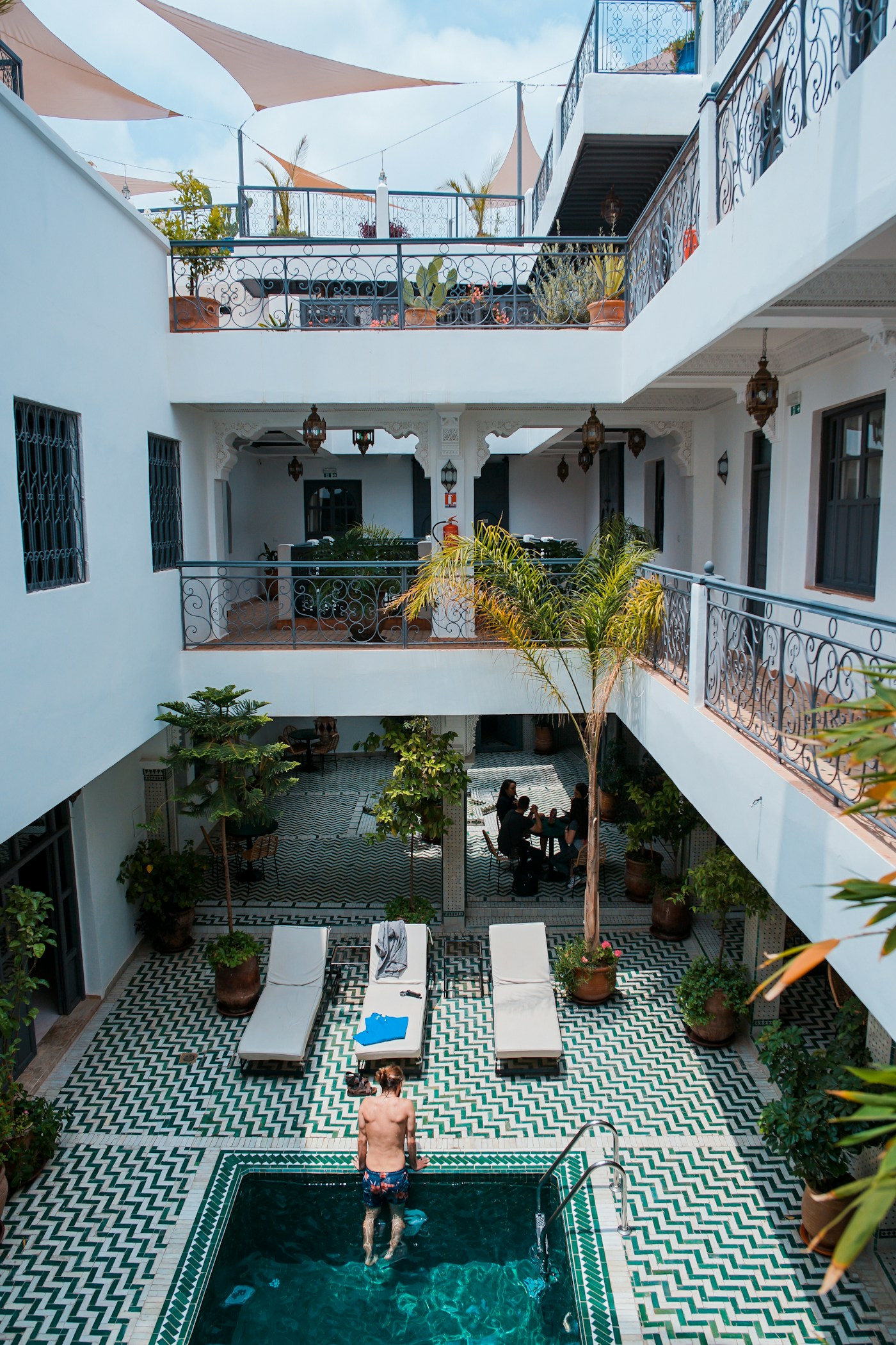 Piscine et terrasse de riad au Maroc